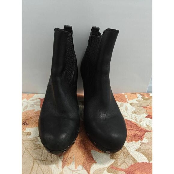 UGG Boots Carberry Platform Black Leather Studded Ankle Booties Women's Size 8 - Picture 4 of 4